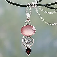 Halskette mit Granat- und Chalcedon-Anhänger, „Romantische Reise“ – Indische Silberhalskette mit rosa Chalcedon und Granat