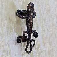 Tirador de puerta de latón, 'Gecko Passage' - Tirador de puerta Gecko de latón chapado en cobre envejecido India