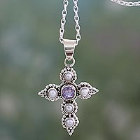 Collar colgante de perlas cultivadas y amatistas, 'Harmony in White' - Collar de perlas cultivadas y amatistas con colgante de cruz