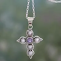 Zuchtperlen- und Amethyst-Anhänger-Halskette, „Harmony in White“ – Zuchtperlen- und Amethyst-Halskette mit Kreuzanhänger