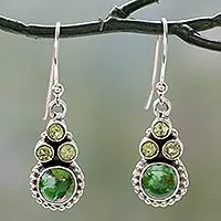 Peridot-Ohrhänger, „Petite Flowers“ – Peridot-Ohrringe aus Sterlingsilber mit zusammengesetztem Türkis