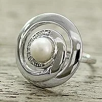 Anillo de cóctel con perlas cultivadas - Anillo de perlas cultivadas de plata contemporánea con circonita cúbica