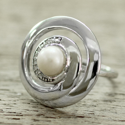 Anillo de cóctel con perlas cultivadas - Anillo de perlas cultivadas de plata contemporánea con circonita cúbica