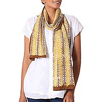 Mantón de algodón Batik, 'Alluring Vines' - Mantón de algodón Batik con patrón de vid teñido en madera india amarilla
