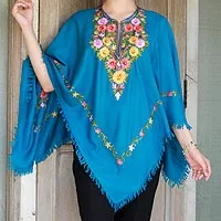 Wollponcho, „Colorful Affair“ – handgefertigter blauer Poncho aus 100 % Wolle mit Blumenstickerei