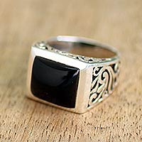 Onyx-Einzelsteinring, „Disguise“ – Ring aus schwarzem Onyx aus Sterlingsilber mit Naturmotiv