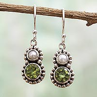 Pendientes colgantes de perlas cultivadas y peridoto - Aretes colgantes de plata con pequeños peridotos y perlas cultivadas