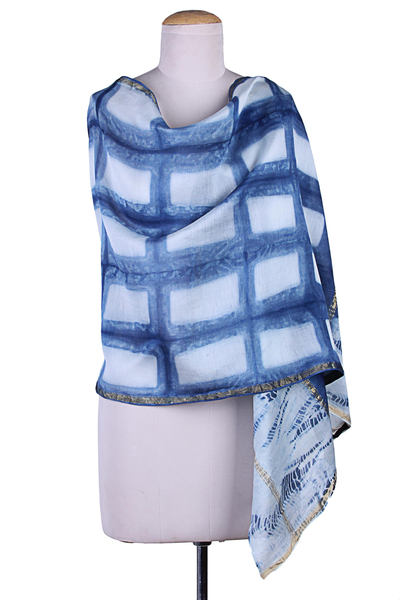 Schal aus Baumwolle und Seidenmischung, 'Indigo-Gitter'. - Handgefertigtes, Shibori-gefärbtes indigoblaues Tuch aus Baumwolle