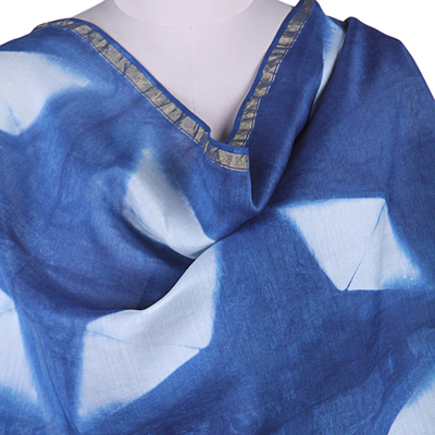 Baumwoll- und Seidenmischgewebe-Schal, „Indigo Pinwheels“. - Kunsthandwerklich hergestelltes Shibori-gefärbtes Baumwollmischtuch aus Indien