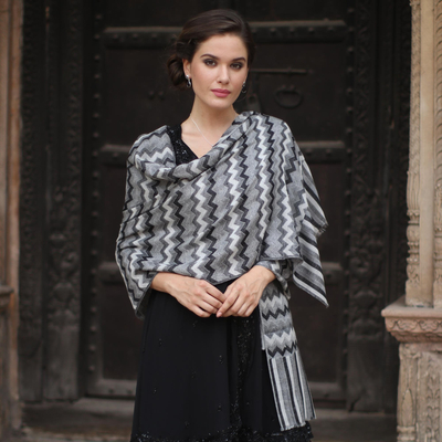 Chal de lana - Chal de lana tejido a mano de la India en gris, negro y blanco