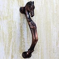Tirador de puerta chapado en cobre, 'Saludo a caballo' - Tirador de puerta de latón chapado en cobre con forma de caballo de la India