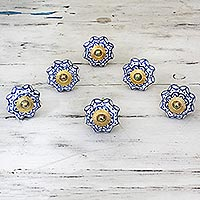 Perillas de gabinete de cerámica, 'Radiant Blue Flowers' (juego de 6) - Perillas de gabinete de cerámica y latón floral (juego de 6) de la India