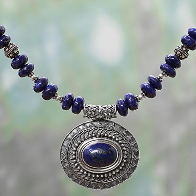 Halskette mit Anhänger aus Lapislazuli und Sterlingsilber - Halskette mit Anhänger aus Lapislazuli-Sterlingsilber mit Perlen