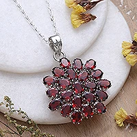 Granat-Anhänger-Halskette, „Rote Sonnenblume“ – handgefertigte Sterling-Silber-Granat-Anhänger-Halskette Indien