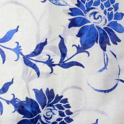 Seidentuch - Handgewebter Seidenschal mit Blumenmotiven in Blau und Elfenbein aus Indien