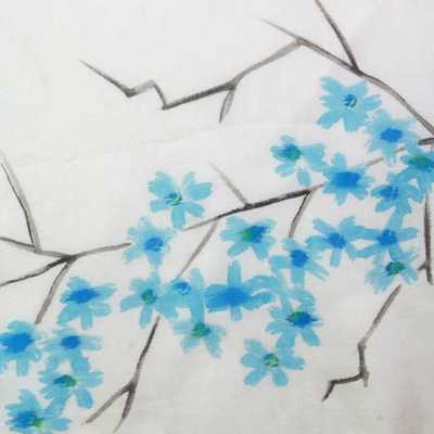 Schal aus Seidenmischung - Handbemalter Schal aus Seidenmischung mit blauen Blumenblüten, Indien