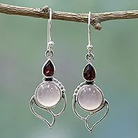 Pendientes colgantes de granate y calcedonia, 'Pink Crest' - Pendientes colgantes de granate y calcedonia de la India