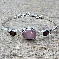 Armband mit Granat- und Chalcedon-Anhänger, „Shining Red“ – Armband mit Granat- und Chalcedon-Anhänger aus Sterlingsilber