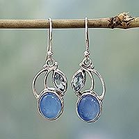 Ohrhänger aus Blautopas und Chalcedon, „Blue Fog“ – Ohrhänger aus Sterlingsilber mit Blautopas und Chalcedon, Indien