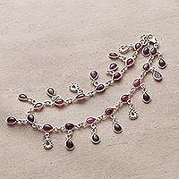 Granat-Charm-Fußkettchen, „Starry Allure in Red“ – Handgefertigtes Granat-Charm-Fußkettchen aus Sterlingsilber, Indien