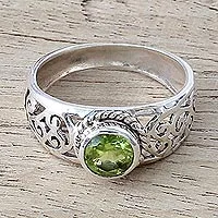 Peridot-Einzelsteinring, „Blossoming Desire“ – Indischer Ring aus Peridot und Sterlingsilber mit Paisley-Design