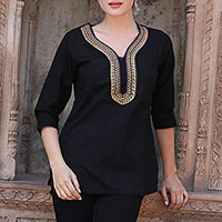 Baumwolltunika, „Sumptuous Ebony“ – Indische Tunika aus schwarzer Baumwolle mit heller abstrakter Stickerei