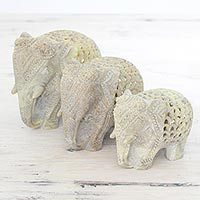 Figuras de esteatita, 'Marcha Real' (juego de 3) - Conjunto de tres figuras de elefantes de esteatita talladas a mano