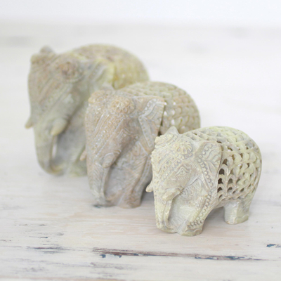 Figuras de esteatita (juego de 3) - Juego de tres figuras de elefantes de esteatita talladas a mano