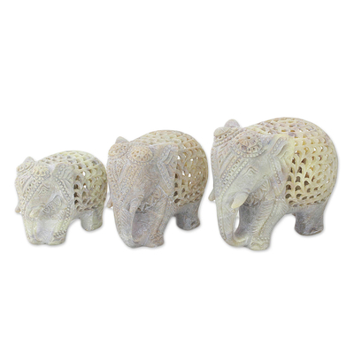 Soapstone figurines, 'Royal March' (set of 3) - Set of Three Hand Carved Soapstone Elephant Figurines
