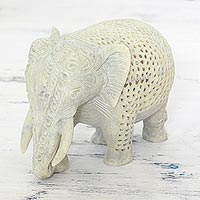 Specksteinfigur „Elephant Grandeur“ – handgeschnitzte Elefantenfigur aus Speckstein aus Indien