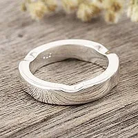 Anillo de banda de plata de ley, 'Sofisticación curvilínea' - Anillo de banda de plata de ley hecho a mano de la India