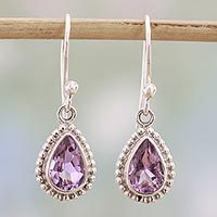 Amethyst-Ohrhänger, „Radiant Lilac“ – Amethyst- und Sterlingsilber-Ohrhänger aus Indien