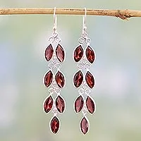 Pendientes colgantes de granate, 'Hojas rojas brillantes' - Pendientes colgantes de granate y plata de ley de la India