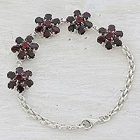 Granat-Anhängerarmband, „Red Blooms“ – Gliederkettenarmband aus Granat und Sterlingsilber aus Indien