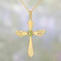 Collar colgante de peridoto chapado en oro, 'Alas celestiales en verde' - Collar colgante de cruz de peridoto chapado en oro de la India