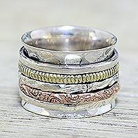 Anillo giratorio de meditación de plata de ley, 'Cinco sentidos' - Anillo giratorio texturizado de cobre y latón de plata esterlina