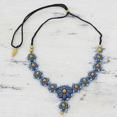 Halskette mit Keramikanhänger - Halskette mit blauem floralem Keramikanhänger von Indian Artisans