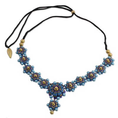 Halskette mit Keramikanhänger - Halskette mit blauem floralem Keramikanhänger von Indian Artisans