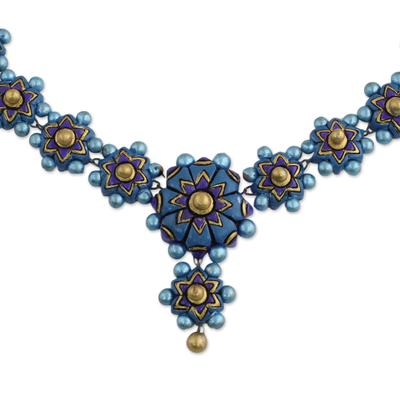 Collar colgante de cerámica - Collar con colgante floral azul de cerámica de Indian Artisans