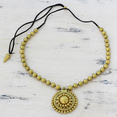 Collar colgante de cerámica - Collar con colgante de cerámica en tono dorado de Indian Artisans
