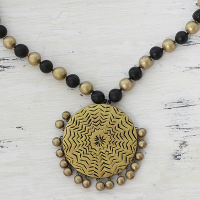 Halskette mit Keramikanhänger - Goldfarbene und schwarze Keramik-Anhänger-Halskette aus Indien