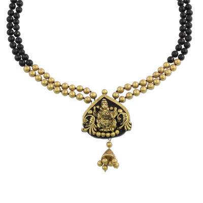 Keramik-Anhänger-Halskette, 'Beautiful Lakshmi', 'Beautiful Lakshmi - Anhänger-Halskette aus goldfarbener und schwarzer Keramik von Lakshmi