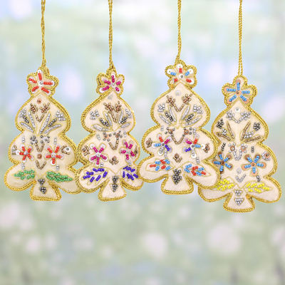 Gestickte Ornamente, „Happy Christmas“ (4er-Set) – Set aus vier weißen Christbaumschmuck aus Indien