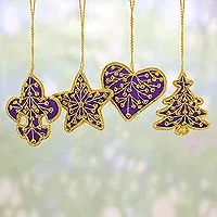 Perlenornamente, „Purple Christmas“ (4er-Set) – Set aus vier mit Zari bestickten lila Ornamenten aus Indien