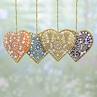 Adornos con cuentas, 'Corazones de colores' (juego de 4) - 4 adornos bordados multicolores en forma de corazón de la India