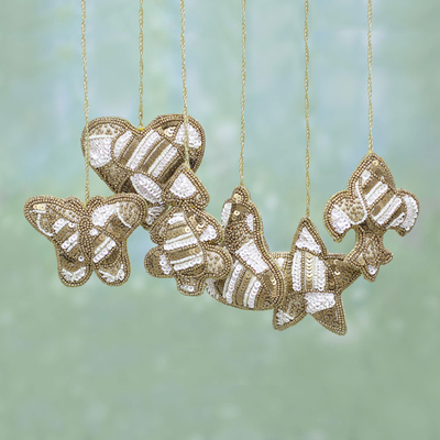 Perlenornamente, (6er-Set) - Set aus sechs Perlen-Weihnachtsornamenten in Gold und Weiß
