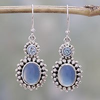 Pendientes colgantes de topacio azul y calcedonia, 'Ocean Dots' - Pendientes colgantes de topacio azul y calcedonia de la India