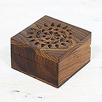 Caja decorativa de madera de mango, 'Flor Gloriosa' - Caja decorativa de madera de mango tallada a mano de la India