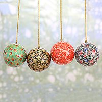 Pappmaché-Ornamente, „Alluring Baubles“ (4er-Set) – Set aus vier runden bunten Pappmaché-Ornamenten aus Indien