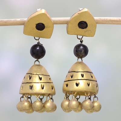 Pendientes colgantes de cerámica - Pendientes colgantes de cerámica en tono dorado de Indian Artisans